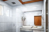 你是否在设计你的小浴室或者计划重新装修你的洗浴空间呢？看完这15例设计方案，你会知道，就算浴室再小，实用性和视觉上的美观绝对是不冲突的！