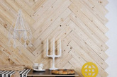 清雅的原木质地板，一块一块花样拼凑在餐区的墙壁上，地板原本的木质肌理自然韵味浓厚，别致的拼接方法让墙面愈加耐看。整个空间温软雅致，很森系的空间感，一些喜欢自然情调的人应该会很喜欢。