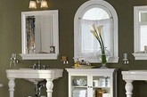 墨绿色的墙面配上有小平台的镜子。繁复的镜框让浴室的层叠感一下子提升了，欧式的富丽堂皇在镜子中更显奢华!如果想要尝试一下欧式简约风的话，也许只在镜子上繁复起来是不错的选择。

