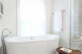 浴室虽然往往只是家中的一小部分，但却最与人息息相关，对于许多现代人而言，亦是最放松的空间，狭窄的床或许可以忍受，糟糕的浴室却足以让人心情沮丧。这20个以白色为主题的浴室设计，简洁工整绝对是重中之重，而小小的变化如缝隙的颜色或瓷砖的形状都会让人耳目一新。（实习编辑李丹）