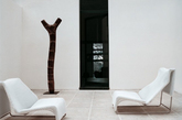 今天为大家带来额是由B&B Italia工作室设计的通透别墅，这套别墅以黑白为基调，配以实木地板和羊毛地毯的设计，呈现出浓厚的北欧风情。（凤凰家居编译）