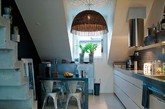 这间公寓是来自瑞典的室内设计师Jimmy Schonning的作品，设计师在空间中实现了极好的创意和想法。空间利用巧妙，时尚个性的卧室，沙发上方悬挂着一个漂亮的超大吊灯，明确了客厅和厨房的区域划分。房间整体色调以黑，白，绿为主导，色彩搭配显得舒适时尚。
