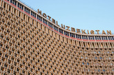 乌兹别克斯坦酒店:该酒店在网站上声称“这是乌兹别克斯坦最值得尊敬的建筑”。这么一说，那我们更不想看到这个国家的其它建筑了。