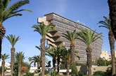突尼斯杜拉卡大酒店：这家酒店是1970年代建筑艺术野兽派的最糟糕作品。压抑、宏大而且注定会被拆除。