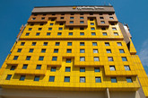萨拉热窝假日酒店:在“萨拉热窝围城”中，这家酒店住满了世界各地的战地记者，并因此扬名全球。萨拉热窝假日酒店在战争中被毁，重建之后则换上了眩目的黄色外墙。