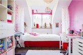 粉红色基调，可爱小碎花墙面，简单白色家具点缀，适合女孩住的童话世界，你们是不是也想要有个小女儿，给她这样一个粉嫩嫩的家呢？