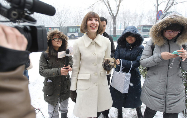 2月3日,历时一年多的李阳家暴离婚案,在北京朝阳法院开庭宣判,法官宣布两人正式离婚,李阳家暴属实,被判赔偿美籍妻子KIM(李金)5万精神损失费,并支付1200余万房屋折价款,另外因抚养… 2月3日,历时一年多的李阳家暴离婚案,在北京朝阳法院开庭宣判,法官宣布两人正式离婚,李阳家暴属实,被判赔偿美籍妻子KIM(李金)5万精神损失费,并支付1200余万房屋折价款,另外因抚养…