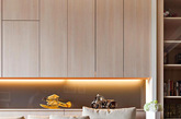 这个公寓有一家名为“Fertility Design”的中国设计工作室设计，其最大的亮点在于客厅处设置了几趟可移动的玻璃门，可以在客厅中营造出一个安静的工作空间。（凤凰家居编译）