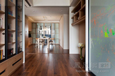这个公寓有一家名为“Fertility Design”的中国设计工作室设计，其最大的亮点在于客厅处设置了几趟可移动的玻璃门，可以在客厅中营造出一个安静的工作空间。（凤凰家居编译）