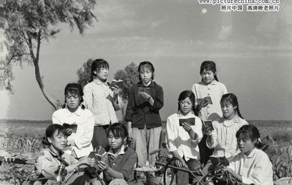 这是一组1972年的知青上山下乡宣传图。图为一群女知青在每天劳动之前，地头在学习毛主席语录的。
