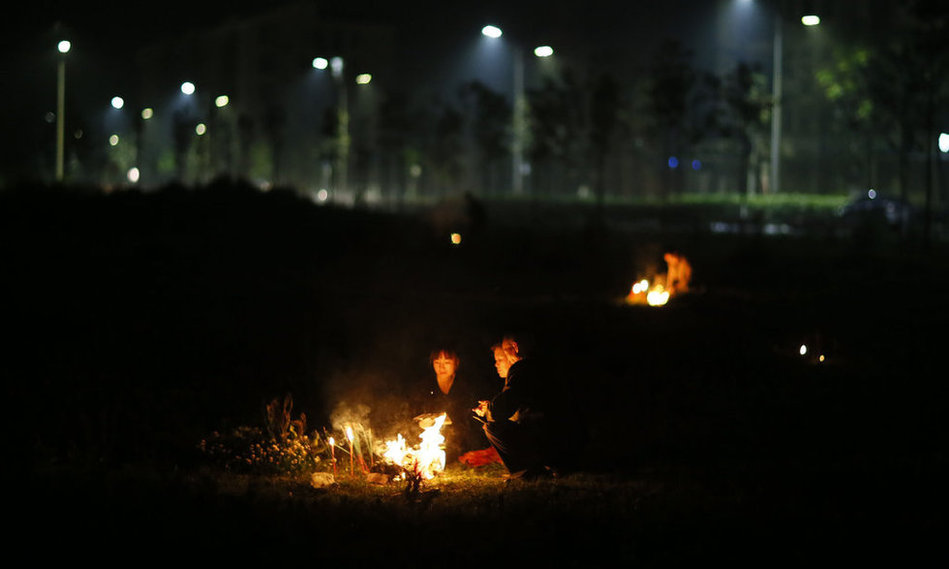 来自四面八方的当地民众,前来观光的外地游客,用自己的方式祭奠在地震