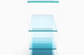 深邃或是剔透，大海的蓝色随着深浅和光线而变幻莫测。日本 nendo 设计工作室与意大利传统玻璃制造商 Glass Italia 合作，推出了名为“深海”（Deep Sea）的家具系列。该组合包括一个矮桌和一个书架。通过玻璃颜色的深浅渐变，营造出海洋的“深度”，将传统的玻璃工艺以现代的方式呈现。由浅到深的蓝，呼应着玻璃板间由大到小的间隔，仿佛让人听到了大海的节奏，将各种感官美妙地融合在一起。（实习编辑 谢微霄）