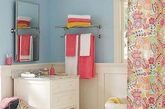 春天了，给素色的浴室一点颜色看看，只要花点心思，选一款漂亮的花色浴帘，就能把浴室打造得清新有趣。（实习编辑 谢微霄）