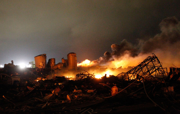 据美国媒体报道，美国得克萨斯州一化肥厂当地时间17日晚发生爆炸，目前已造成数百人受伤。据新华网快讯报道，已造成60至70人死亡、数百人受伤。图为爆炸现场。…