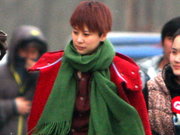 海清红衣亮眼星范十足 与墨镜男热聊后急走