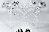 这款出自扎哈·哈迪德（ Zaha Hadid ）之手的液态冰川桌（ Liquid Glacial Table ）看起来清冷微妙，甚至带有些许禅的意境。桌子看上去似乎是动态的，是一个稳定物质世界中变幻的存在。（实习编辑 谢微霄）