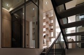 这是来自台湾的一间工作室，这是充满清新与独特又极具现代特色的城市空间组合。这些住房是非典型的建筑，装饰品也很有特点。例如楼梯装饰，用烟熏玻璃栏杆以及钢框架以及货架作为背景，很给力很特别的创意。（实习编辑卢雪花）