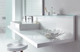 现代生活中卫生间不仅是方便、洗尽身上尘垢，放松身心的地方，也是调剂身心、放松神经的场所。因此无论在空间布置上，还是设备材料、色彩、灯光等设计方面，都不应忽视，使之发挥最佳效果。我们为你带来多款现代简约卫浴空间设计，一定有一款适合你的家。
（实习编辑卢雪花）