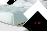 闹钟灯。
这款芬兰UnikkoNordic公司的方形光唤醒闹钟，做到更加特别，模仿黎明破晓东方初升的光芒，用缓缓亮起的光线唤醒睡梦中的人，其中极光唤醒灯（Aurora Wake-Up Light）它的LED照明部分会真的从黑色的外壳中升起来。