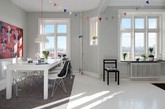 这套小巧精致的公寓位于瑞典的哥德堡，简洁的装饰、清新的色彩令全屋充满了安宁祥和的气息，令居住者回想起美好的旧时光。整个室内环境显得开阔明朗，白色的主色调沿袭了一贯的北欧风格，但是处处可见色彩的跳跃点缀，带来一丝甜美活泼的感觉。