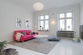 这套小巧精致的公寓位于瑞典的哥德堡，简洁的装饰、清新的色彩令全屋充满了安宁祥和的气息，令居住者回想起美好的旧时光。整个室内环境显得开阔明朗，白色的主色调沿袭了一贯的北欧风格，但是处处可见色彩的跳跃点缀，带来一丝甜美活泼的感觉。