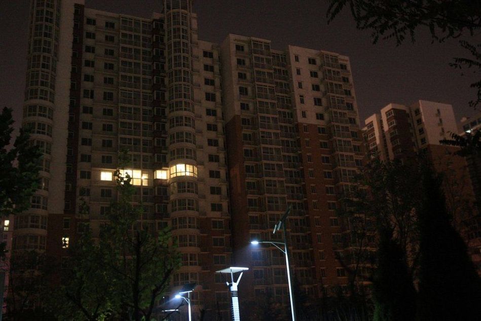 北京四环一小区上千套住房长期空置 夜晚仅一