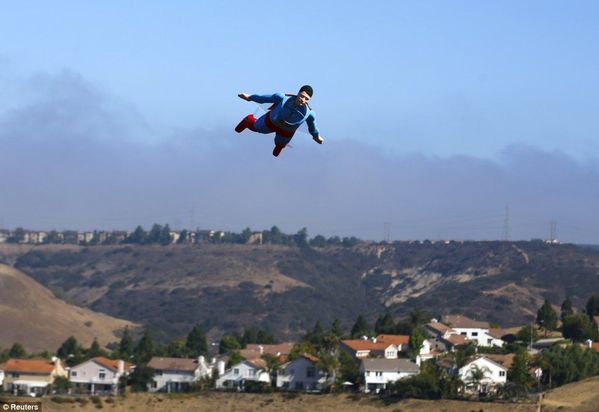 美国加州圣地亚哥市上空惊现超人飞行