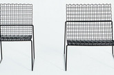 “Anti Stress Chair”是一件由上百颗应力球作为缓存靠垫，可以个性定制的框架座椅，由波兰设计师Bashko Trybek设计，法国厂商Outdoorz Gallery生产。椅子包括大小两款，为色彩涂层钢制框架，设有栅栏凹槽，用户可根据个人喜好购置不同色彩的应力球，搭配出个性图案纹理。如此彰显个性的“潮”家具，你怎么可以错过？（实习编辑何丽晴）