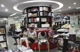 7月29日，浙江绍兴，市民来到书店蹭凉。连日高温，蹭凉一族成了商场、超市、书店的一大景观。王志成/CFP