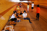 2009年7月16日，重庆渝中区朝天门隧道，随着气温不断升高，多数市民竟将自家的凉席和枕头等生活用品搬到了朝天门隧道内纳凉。