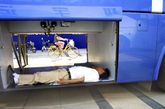 2005年7月3日，南京气温高达38度，龙蟠路旁一客车司机躺在行李箱里避暑午休，躲避高温，风凉又惬意。杨多多/CFP