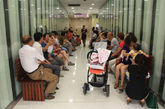 7月28日，河南许昌，由于近日持续高温，不少市民来到商场“免费”乘凉。凡是有凳子的地方，无不坐满了人。