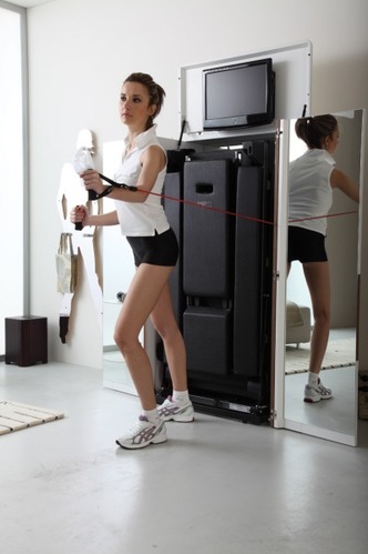 外表看似衣柜的健身房套装 宅人在卧室里也能做运动