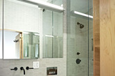 利用镜子扩大空间：镜子是最简单的小洗手间装修法，立竿见影的效果也很实惠。最需要注意的是镜子的面积和高度要量力而行。(实习编辑万琦)