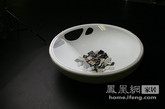 这款卵石桌（Pebble Table)的造型是半椭圆形，看上去十分地光滑，它可以很自然地融入室内的设计，又可以装点户外的休闲空间。结合现代的优雅造型和实用性似乎是这款设计的核心。桌面是通用的，可以喝茶聊天，也可以进行工作。此外，还可以在桌子内部存放杂志或摆上装饰物品。（实习编辑何丽晴）