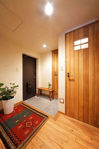 实用收纳添情调 日本夫妻50㎡木地板温馨婚房