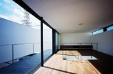 日本Apollo建筑工作室的一个名为”Ring”的作品，位于东京郊区的社区。犹如优雅的白色公寓的外观，周围有着环形的边框，或许也是ring的意思！非常规整的室内设计，有些前卫现代的风格，黑，白，深木。主卧室和浴室等位于一楼，而二楼则是厨房和客厅。对于注重隐私的日本人来说，缺失了阳台景观，换回了一面白色的墙景。（实习编辑张怡）