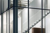 “螺旋居”（life in spiral）是一座位于东京的住宅，由东京当地的建筑工作室Hideaki Takayanagi设计，该建筑探索了住宅相对于城市的开放性与封闭性的概念。狭窄的用地决定这所住宅不得不设计成五层，一个三维的日式游廊从首层蜿蜒而上解决了竖向交通问题，同时楼梯侧面隔墙与其周边的玻璃幕墙相隔出房间，倾斜部分的墙体在定义与分隔了房间的同时还巧妙地将自然光线引入室内。（实习编辑张怡）