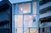 “螺旋居”（life in spiral）是一座位于东京的住宅，由东京当地的建筑工作室Hideaki Takayanagi设计，该建筑探索了住宅相对于城市的开放性与封闭性的概念。狭窄的用地决定这所住宅不得不设计成五层，一个三维的日式游廊从首层蜿蜒而上解决了竖向交通问题，同时楼梯侧面隔墙与其周边的玻璃幕墙相隔出房间，倾斜部分的墙体在定义与分隔了房间的同时还巧妙地将自然光线引入室内。（实习编辑张怡）