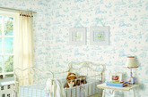 颜色清爽的空间壁纸很好的营造出充满阳光气质的，能很好的培养孩子的外向性格。同时田园风格的床有舒适的布艺和可爱的玩偶装饰。一旁的小巧板凳充当卧室收纳作用。
