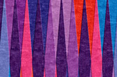 这些迷人的可爱的彩虹色地毯，适合在百花凋零的秋冬季节使用，一来温暖，二来调色，这款略带波斯风格的彩虹色地毯，也许并不是什么神奇的飞行地毯，但一定是一个能带来欢乐一秋的绝佳单品。
