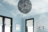 　白色与蓝色的组合，卧室的简单色彩对小朋友来说是最适宜不过，淡雅舒适。吊顶中又淡淡云朵飘浮，增加了卧室生活的乐趣。墙上的多扇窗户也丰富了单调的墙面，同时也增加了空间的明亮度和光线。
