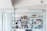 房间的一个角落，用玻璃墙作为隔断，划分出一个十分独立的几平米小书房。书柜、书架以及白色墙面带来的白色格调，缔造出极为明朗的格调，整个小书房干净而清澈。