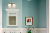 很清爽的卫浴空间色彩搭配，上蓝下白的墙面，给整个卫浴奠定了清爽的基调。内部的浴缸和洗手台都有淡黄色外观，很可爱，同时六边形瓷砖拼接也让整个卫浴间变得很有童趣感。