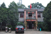 这是莲花镇人民政府的办公楼。和莲花镇云盖村的办公楼相比，寒暄不少。