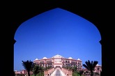 阿布扎比的酋长国宫殿酒店(Emirates Palace)是世上唯一的八星级酒店，是一座从沙漠中拔地而起的奇迹。这是一座金碧辉煌的阿拉伯建筑，它花费40吨黄金打造，集酒店与议会大厦的功能为一体，再次体现了阿拉伯皇族的富贵与华丽。