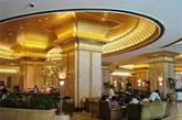 阿布扎比的酋长国宫殿酒店(Emirates Palace)是世上唯一的八星级酒店，是一座从沙漠中拔地而起的奇迹。这是一座金碧辉煌的阿拉伯建筑，它花费40吨黄金打造，集酒店与议会大厦的功能为一体，再次体现了阿拉伯皇族的富贵与华丽。