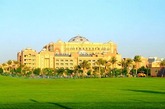 阿布扎比的酋长国宫殿酒店(Emirates Palace)是世上唯一的八星级酒店，是一座从沙漠中拔地而起的奇迹。这是一座金碧辉煌的阿拉伯建筑，它花费40吨黄金打造，集酒店与议会大厦的功能为一体，再次体现了阿拉伯皇族的富贵与华丽。