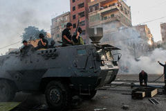 埃及首都冲突：军方装甲车驱逐人群