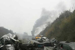 失控大罐车追撞18辆小车